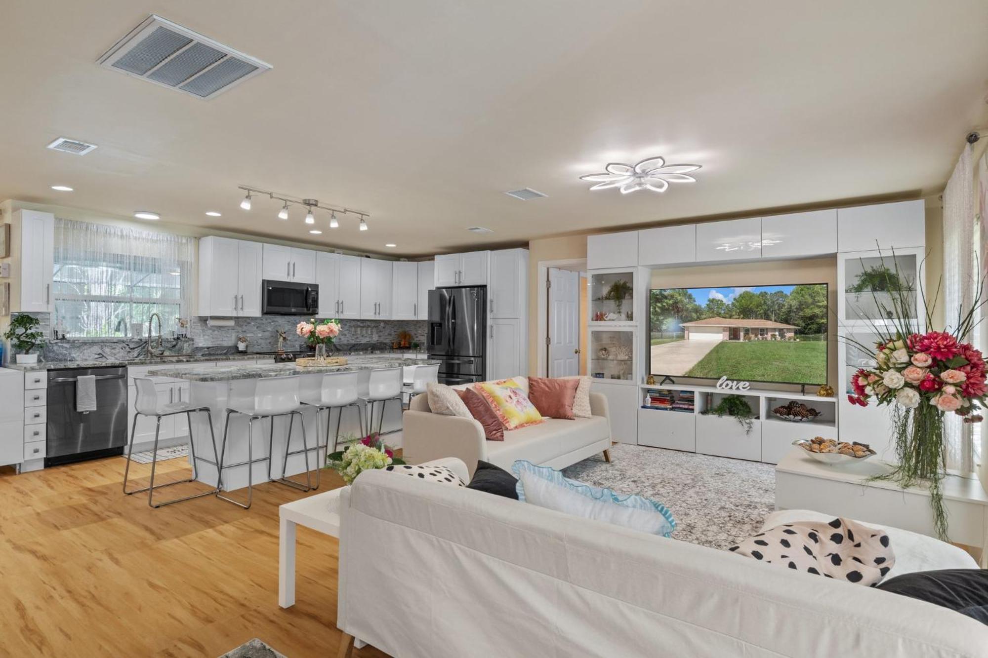 Minutes To Boat Ramps And And Private Pool!